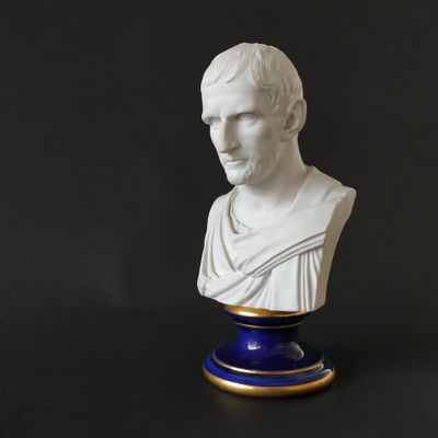 SEVRES, 1879 Buste de Brutus Biscuit, sur piédouche en porce… - Photo 1