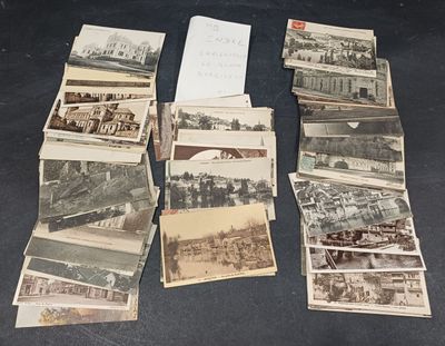 un lot de vieilles cartes postales posées sur une table