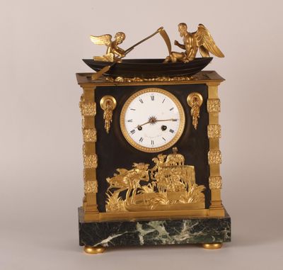 une horloge noire et dorée ornée d'anges