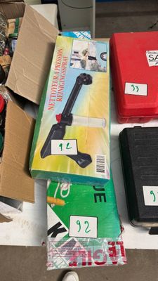 de nombreux éléments différents qui se trouvent ensemble sur la table