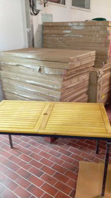 une table posée sur le sol d'une pièce