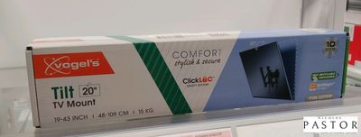 une boîte posée sur une étagère dans un magasin