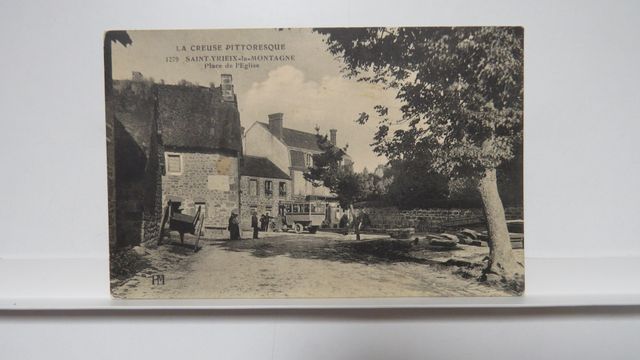 St-Yrieix-la-Montagne : Place de l’Eglise (Autobus arrière-plan)....