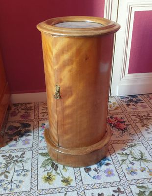 un meuble en bois dans le coin d'une pièce