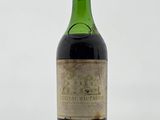 une bouteille de vin posée sur une table