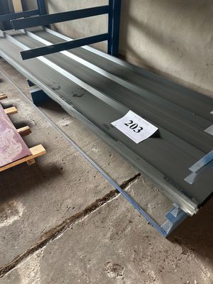 un banc sur lequel est accrochée une étiquette de prix