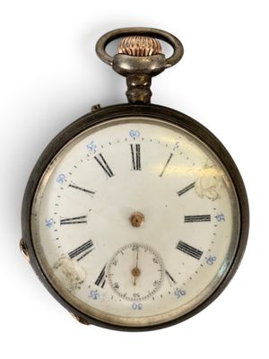 un gros plan d'une montre de poche ornée de chiffres romains