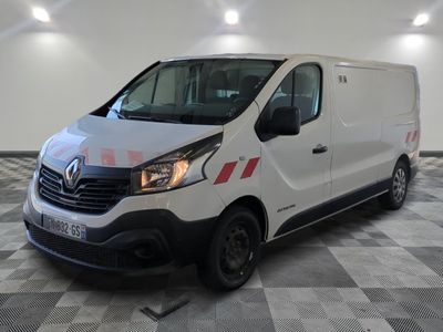 la camionnette blanche est garée sur le sol en damier d'un garage
