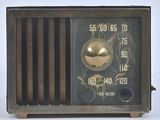 une vieille radio posée sur une table