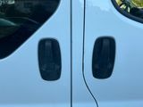 deux fenêtres sur le côté d'une camionnette blanche