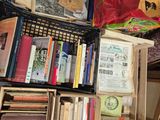 de nombreuses caisses de livres sur une étagère dans une pièce