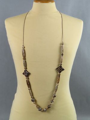 un torse de mannequin portant un collier composé de perles en métal et en verre