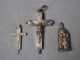 deux croix en argent et une croix sur laquelle est représenté Jésus