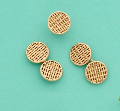 quatre boutons en métal doré ornés d'un motif tissé sur fond turquoise