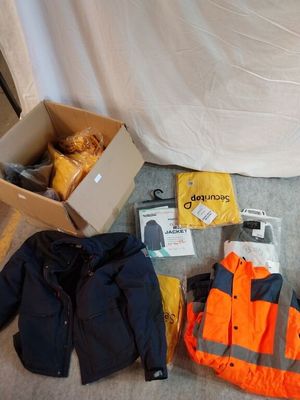 de nombreux objets posés par terre à côté d'un lit
