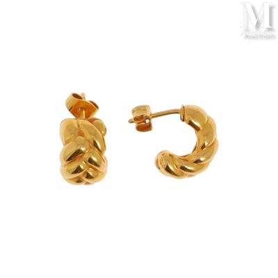 une image d'une paire de boucles d'oreilles en or sur fond blanc