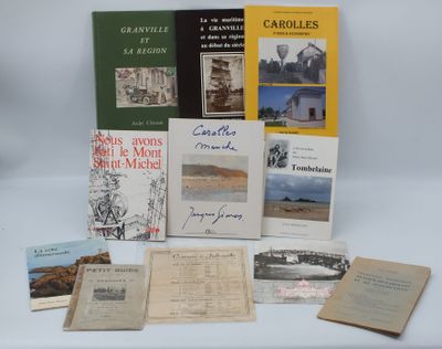 plusieurs livres sont posés sur une table recouverte d'une nappe blanche