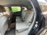 deux photos de l'intérieur d'une voiture avec les sièges rabattus