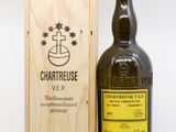 une photo d'une bouteille de vin de Chartreuse à côté d'une caisse en bois