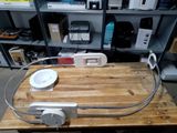 une table en bois sur laquelle se trouvent un micro-ondes et un four à micro-ondes