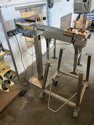 une machine posée sur une table dans une pièce