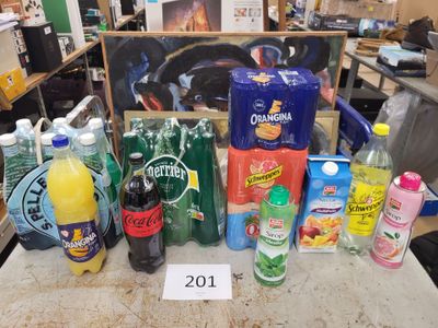 de nombreux types de sodas et de boissons sur la table