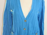 une photo d'un cardigan bleu sur un mannequin