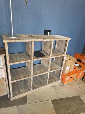 une étagère en bois encastrée dans le mur