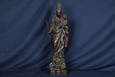 une statue représentant une femme tenant une épée, sur fond bleu