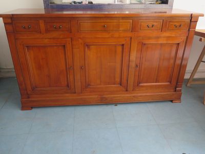 une armoire en bois surmontée d'un miroir