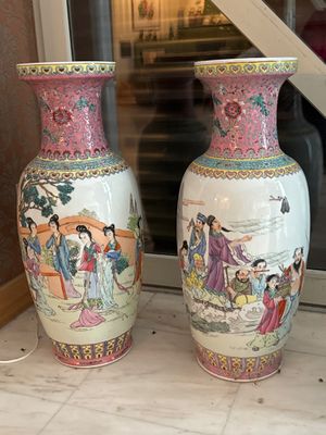 deux vases posés sur le rebord d'une fenêtre, devant celle-ci