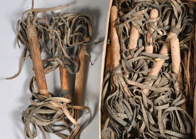une caisse en bois contenant un tas de cordes