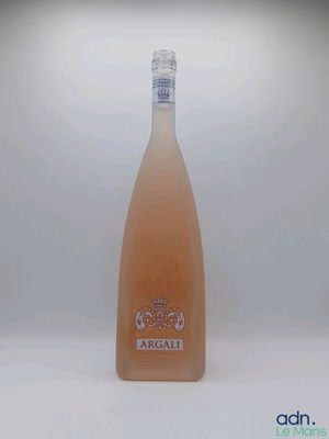 une bouteille d'alcool posée sur une table
