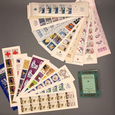 beaucoup de timbres et un livre sur la table