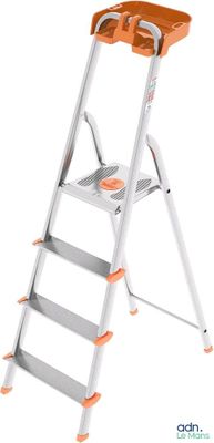 un escabeau orange et blanc avec des pieds orange sur fond blanc