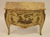 une petite table avec un plateau en marbre sur fond blanc