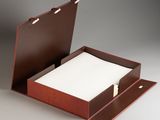 une boîte ouverte contenant un bout de papier