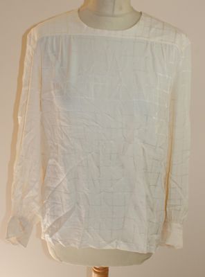 une photo d'une chemise blanche sur un mannequin