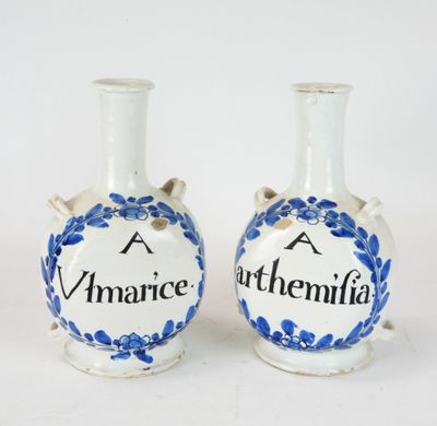 une paire de vases en céramique bleus et blancs portant les noms de deux personnes
