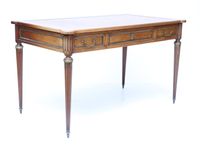 Bureau plat de forme rectangulaire en bois naturel ouvrant à… (photo 4)