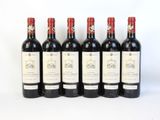 six bouteilles de vin rouge sont alignées