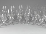 un grand nombre de verres à vin posés sur une table