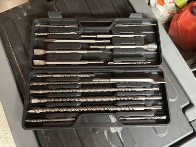 de nombreux forets dans un coffret posé sur la table