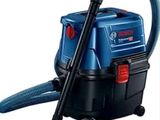 un aspirateur bleu muni d'un tuyau noir et d'une poignée rouge