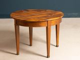 l'image d'une petite table ronde avec un plateau en bois