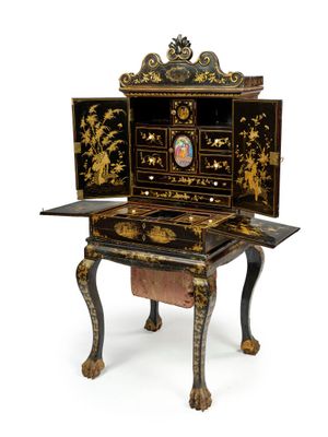 une image représentant un bureau noir et doré sur lequel se trouve une horloge