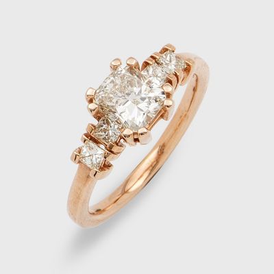 gros plan d'une bague en diamant sur fond blanc