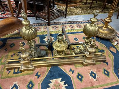 une table sur laquelle est posée une horloge, posée elle-même sur un tapis