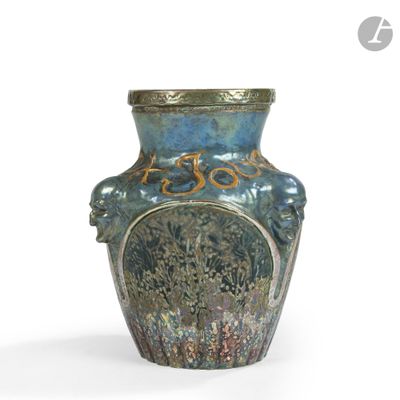 un vase bleu orné d'une décoration dorée