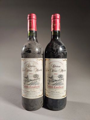deux bouteilles de vin posées l'une à côté de l'autre sur une table